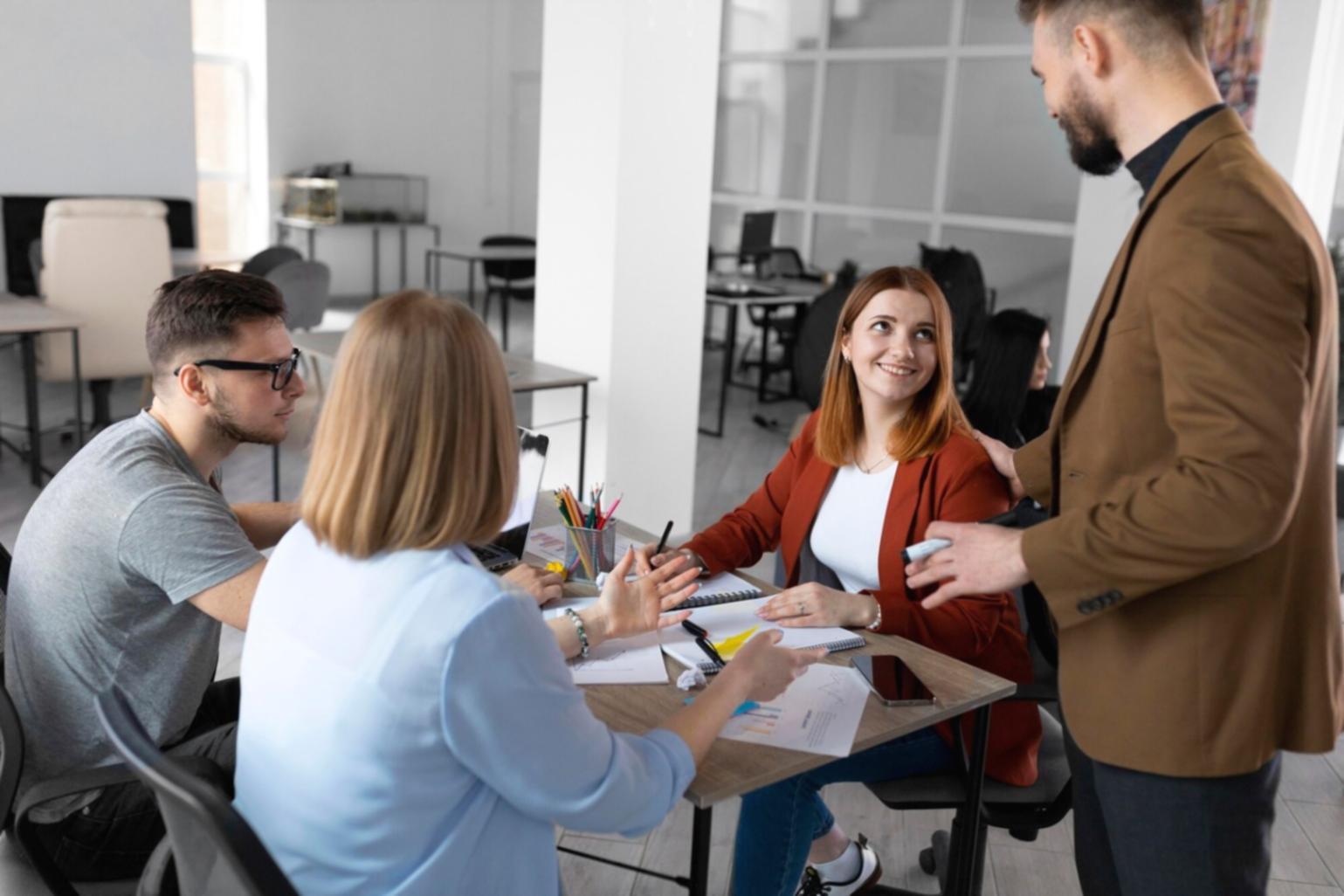 Moderne Arbeitsumgebung mit Finanzunterlagen und digitalen Tools